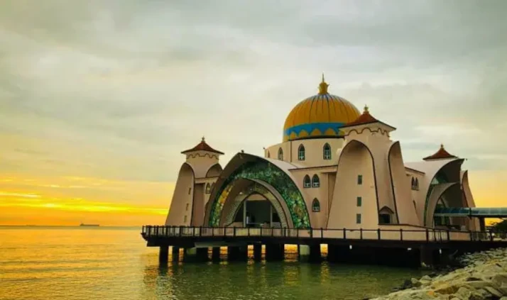 masjid terapung melaka masjid selat waktu senja